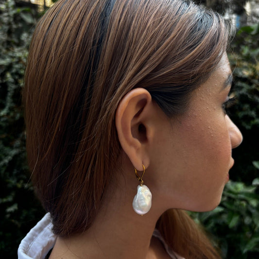 GLIDED PEARL EARRING