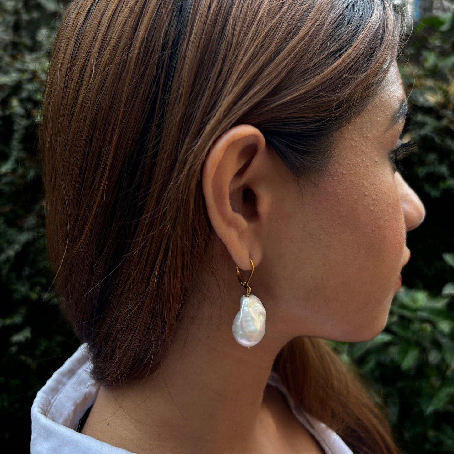 GLIDED PEARL EARRING